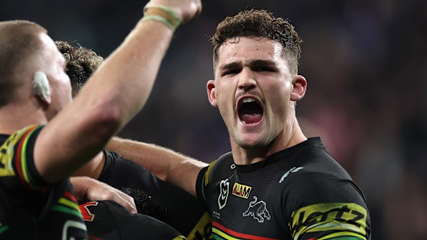 Nathan Cleary, Panthers ile zafer kutluyor.