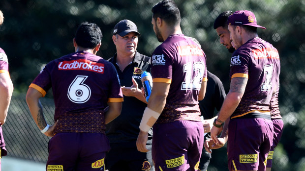 Anthony Seibold addresses Broncos players at training.