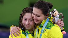 Gold medalists, Charli Petrov and Melissa Wu of Team Australia pose with their medals during the medal ceremony for the Women's Synchronised 10m Platform Final on day nine of the Birmingham 2022 Commonwealth Games at Sandwell Aquatics Centre on August 06, 2022 on the Smethwick, England. (Photo by Ian MacNicol/Getty Images)