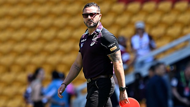 O técnico do Broncos NRLW, Scott Prince, observou durante a final inicial contra o Newcastle Knights durante a final preliminar.