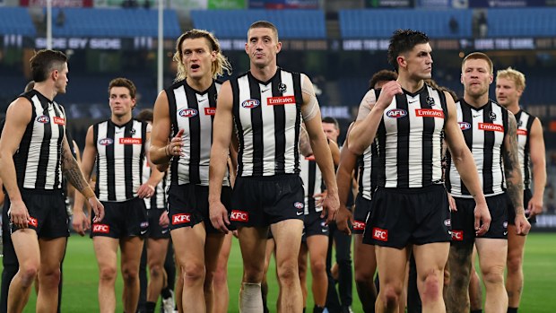 MELBOURNE, AUSTRALIA - APRIL 30: The Magpies walk off after the match ended in a draw during the round eight AFL match between Collingwood Magpies and Hawthorn Hawks at Melbourne Cricket Ground, on April 30, 2026, in Melbourne, Australia. (Photo by Robert Cianflone/Getty Images)