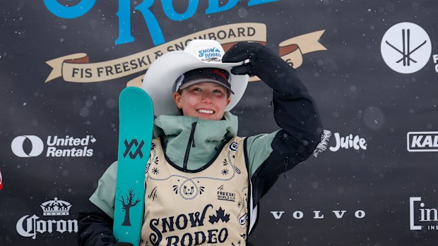 La australiana Indra Brown celebra su victoria en el podio tras la prueba de halfpipe de esquí libre femenino en la Copa del Mundo celebrada en Calgary en enero.
