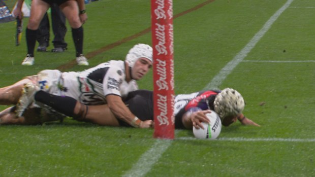 Jye Gray denies Sua Faalogo of a try.