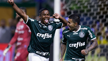  Endrick (L) of Palmeiras celebrates with teammate Dudu after scoring.