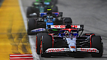 Daniel Ricciardo leads Pierre Gasly down the track in his Alpine F1 A524 Renault during the F1 Grand Prix of Singapore.