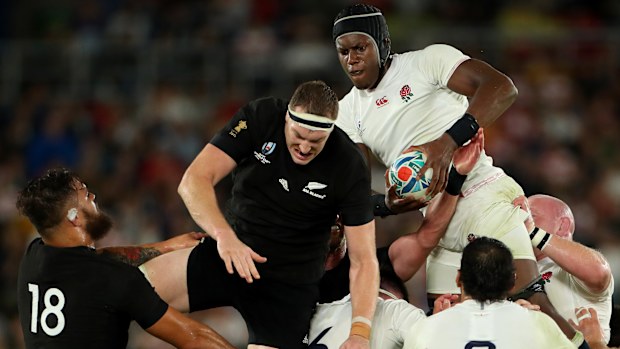 All Black's Broddy em Maro Itoz, da Inglaterra, venceu a bola contra Rattalik.