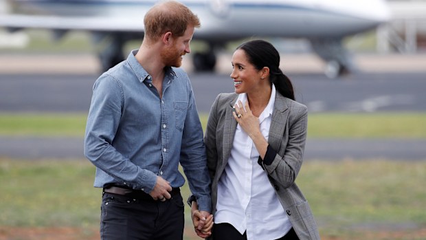 DUBBO, AUSTRALIA - OCTOBER 17:  Prince Harry, Duke of Sussex and Meghan, Duchess of Sussex arrive at Dubbo Airport on October 17, 2018 in Dubbo, Australia. The Duke and Duchess of Sussex are on their official 16-day Autumn tour visiting cities in Australia, Fiji, Tonga and New Zealand.  (Photo by Phil Noble - Pool/Getty Images)