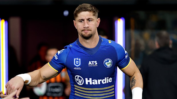 Zac Lomax, Eels ile sahaya çıkıyor.