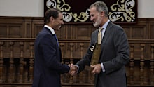 MADRID, SPAIN - SEPTEMBER 20: King Felipe VI (r) presents the 'Camino Real Award' to tennis player Rafael Nadal (l), during its fifth edition, at the auditorium of the University of Alcala, on 20 September, 2022 in Alcala de Henares, Madrid, Spain. The 'Camino Real' award has been granted by the Franklin Institute of the University of Alcala, which recognizes the professional work of Spaniards who in an outstanding and exemplary way project and enhance the positive image of Spain in the United S