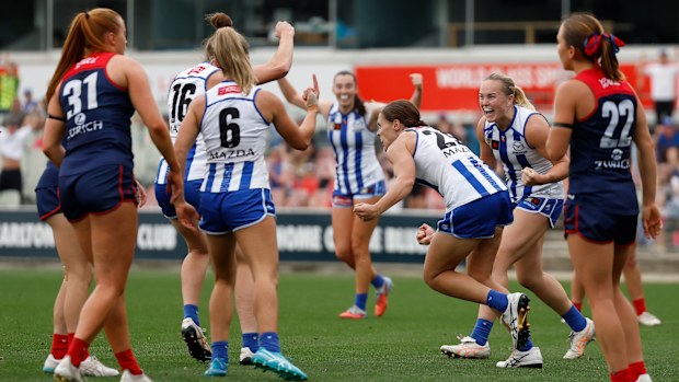 Jasmine Garner, AFLW ön eleme finalinde gol atarken takım arkadaşlarıyla kutlama yapıyor.