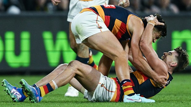 Ben Keays, Adelaide Crows takım arkadaşı Josh Rachele ile bir gol kutluyor.