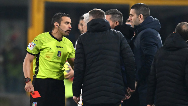 Jose Mourinho, Head Coach of AS Roma, receives a red card from Referee Marco Piccinini during the Serie A match between US Cremonese and AS Roma at Stadio Giovanni Zini on February 28, 2023 in Cremona, Italy. (Photo by Alessandro Sabattini/Getty Images)