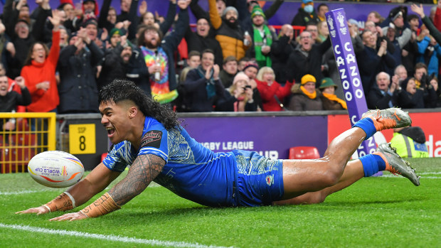 Samoas Brian Too scores a try during the Rugby League World Cup Final match between Australia and Samoa at Old Trafford on November 19, 2022 in Manchester, England. (Photo by Dave Howarth - CameraSport via Getty Images)