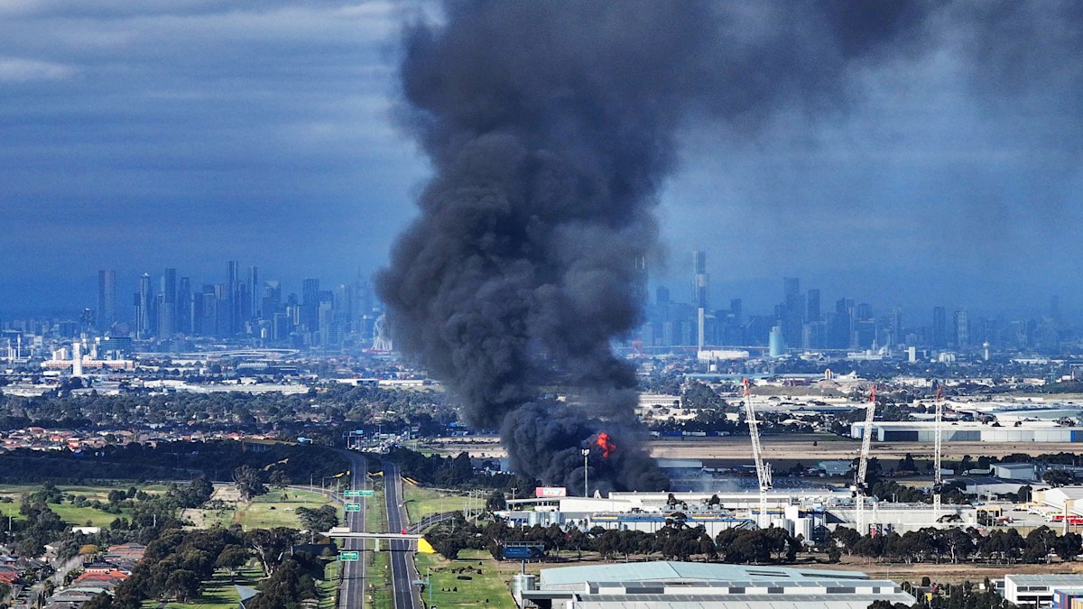 Melbourne factory fire update: Warning over air and water quality after ...