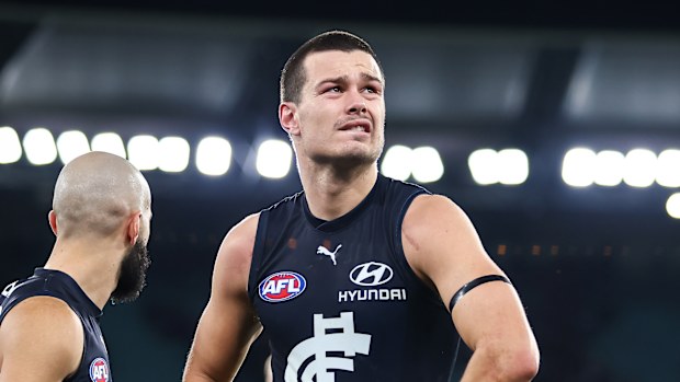 MELBOURNE, AUSTRALYA - 11 HAZİRAN: Jack Silvagni, 11 Haziran 2023'te Melbourne Kriket Sahası'nda Carlton Blues ile Essendon Bombers arasında oynanan 2023 AFL Round 13 maçında kaybettiği için üzgün görünüyor. (Fotoğraf: Dylan Burns/AFL Photos via Getty Images)