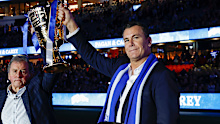 Denis Pagan and Wayne Carey in 2025 with the 1996 premiership cup.