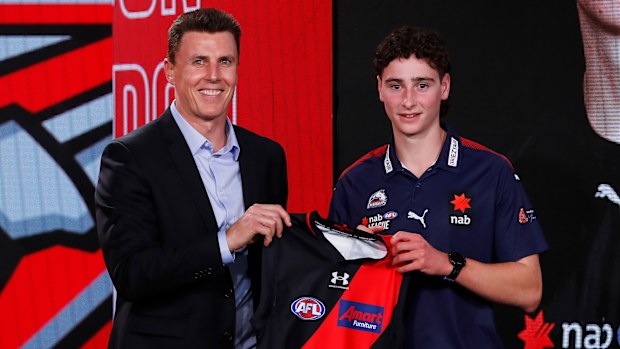 Matthew Lloyd allena l'Haileybury College di Victoria. 