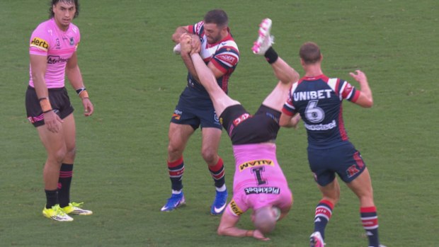 James Tedesco, Dylan Edwards'a yaptığı tehlikeli tackle için yalnızca ceza aldı.