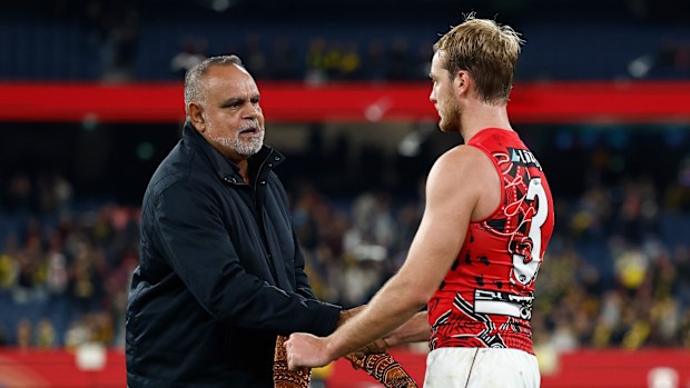 Michael Long presents Darcy Parish of the Bombers with the Yiooken Award.