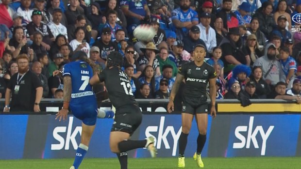 Isaiah Papali'i, Jarome Luai'ye vururken.