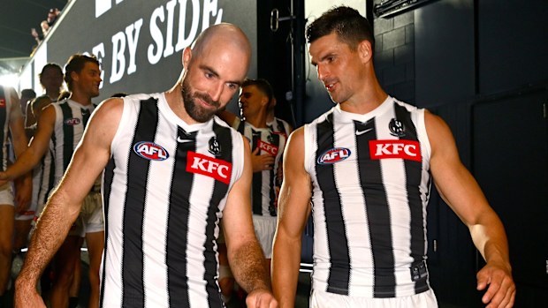 Steele Sidebottom and Scott Pendlebury of the Magpies.