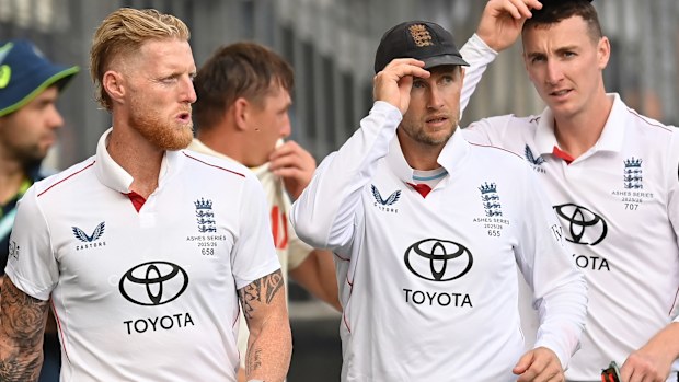Ben Stokes, Joe Root ve Harry Brook of England