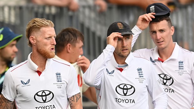 Ben Stokes, Joe Root y Harry Brook de Inglaterra 
