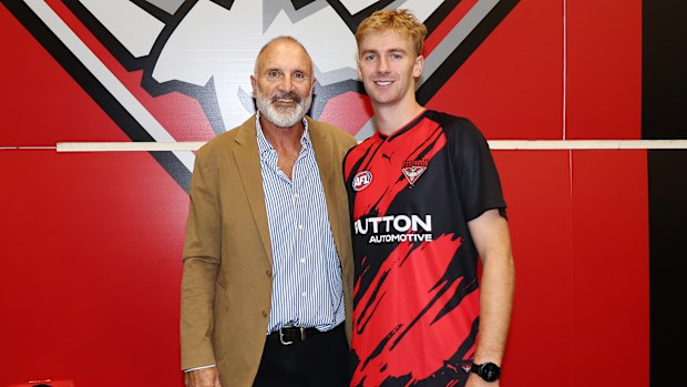 Tim Watson posa con Tom Edwards después de una presentación en Essendon en Guernsey en 2025.