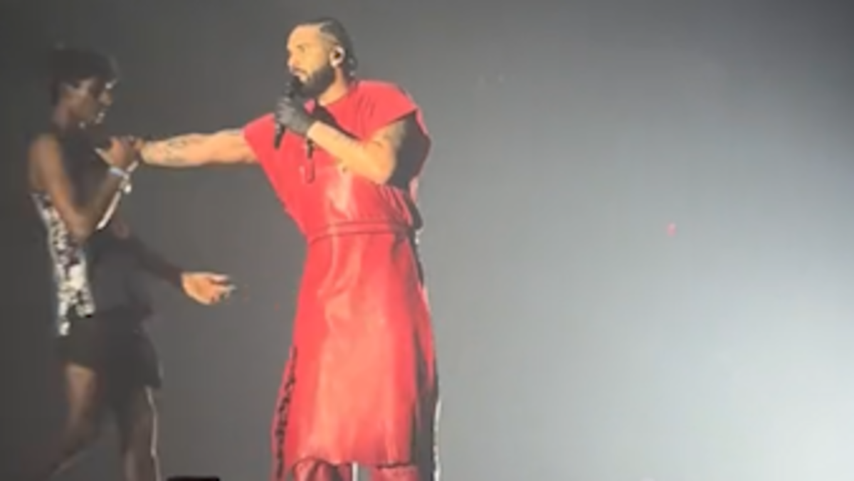 Drake tells off his security after fan jumps on stage during concert in ...