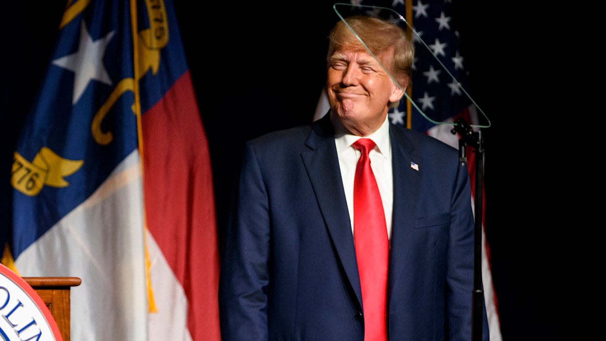 Donald Trump appears to wear pants backwards at a rally - here's what ...