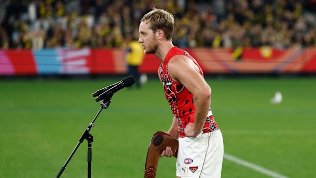 Darcy Parish of the Bombers is seen with the Yiooken Award.