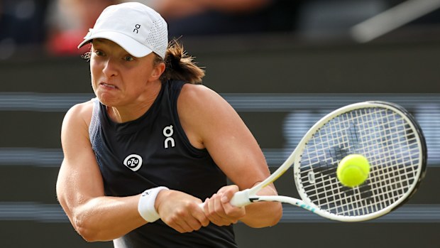 Iga Swiatek plays a backhand against Anna Blinkova. Photo: Joaquim Ferreira/dpa