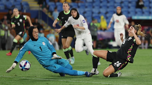 Remy Siemsen apunta a Raha Yazdani durante el choque de la Copa Asiática Femenina AFC 2026 de Matildas con Irán en el Gold Coast Stadium.