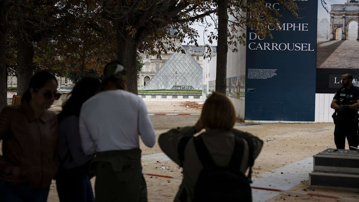 Louvre Museum and Versailles Palace evacuated after bomb threats with ...