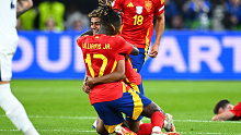 Spain's Nico Williams (front) and Spain's Lamine Yamal celebrate victory.
