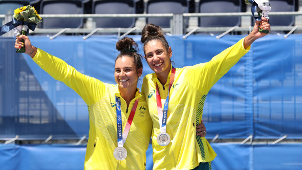 Mariafe Del Solar and Taliqua Clancy celebrate their silver medal during the presentation.