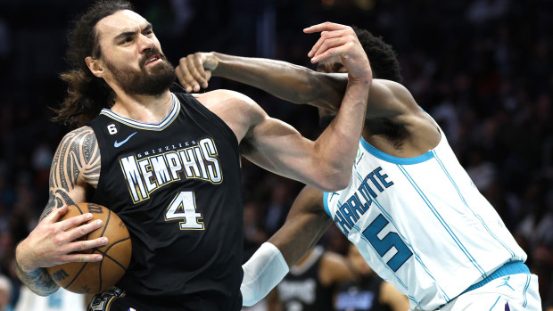 Steven Adams #4 of the Memphis Grizzlies drives to the basket against Mark Williams #5 of the Charlotte Hornets during the second half of the game at Spectrum Center on January 04, 2023 in Charlotte, North Carolina. (Photo by Jared C. Tilton/Getty Images)
