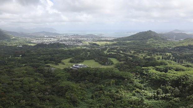 East Oahu can be seen from the Nuuanu Pali Lookout.