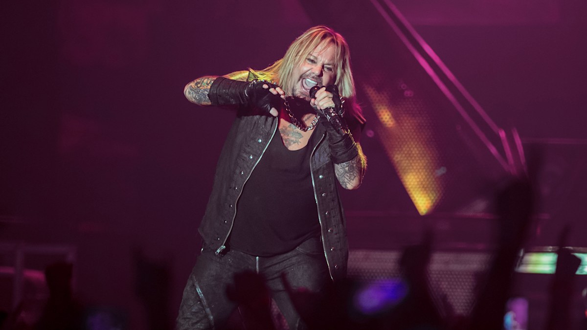 World news: One dead after private jet owned by Mötley Crüe singer ...