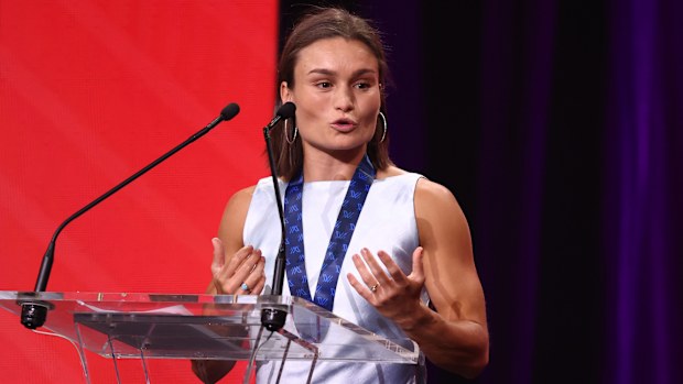 Ash Riddell de los Kangaroos se dirige a la sala después de ganar el premio AFLW Best and Fairest de 2025.
