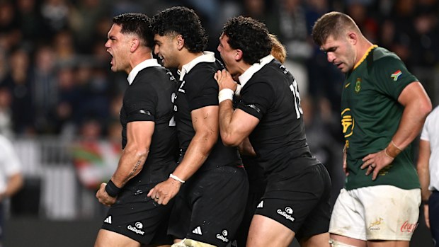 Quinn Tupaea, Eden Park'taki Yeni Zelanda All Blacks ve Güney Afrika Springboks maçı sırasında bir deneme sonrası takım arkadaşlarıyla kutlama yapıyor.