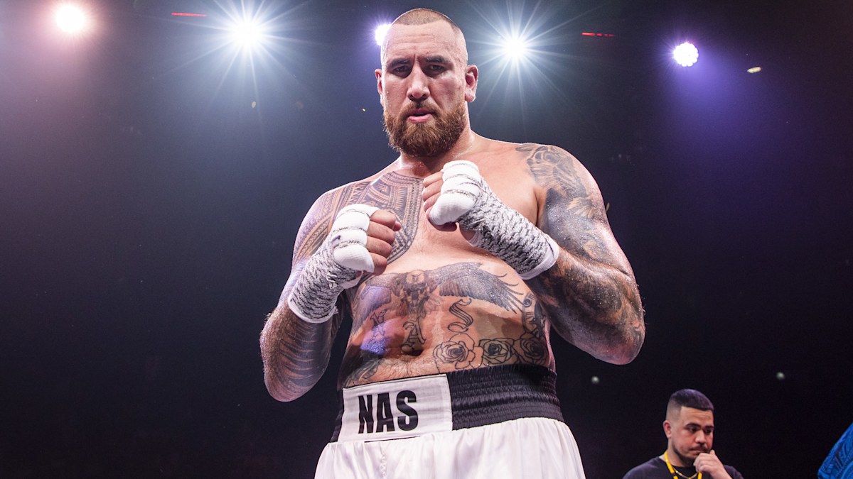 Nelson Asofa Solomona vetekszik Jeremy Lattimore-ral a profi bemutatkozásért