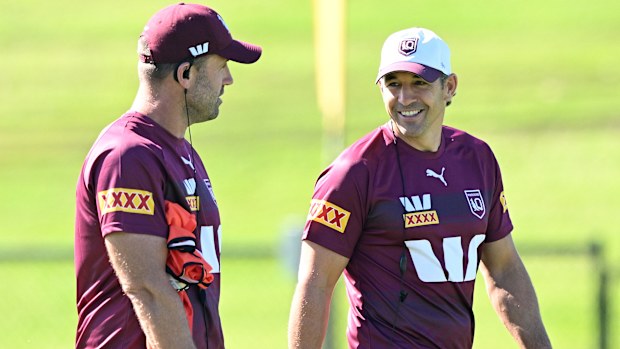 Antrenör Billy Slater, antrenman sırasında asistanı Josh Hannay ile sohbet ediyor.