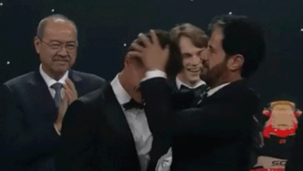 El presidente de la FIA acarició el pelo de Lando Norris en el escenario. 