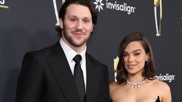 Josh Allen y Hailee Steinfeld, homenajeados de la NFL