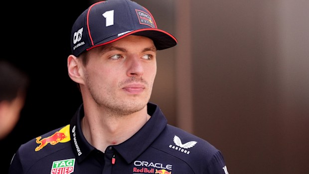Red Bull Racing'in Max Verstappen'i Circuit de Barcelona-Catalunya'da yarış öncesi paddock'ta.