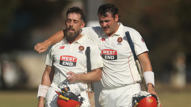 Melbourne, Austrália - 09 de março: Jake Lehmann, da Austrália do Sul, e Ben Manenti, da Austrália do Sul, se abraçam depois de vencer a partida de Sheffield Shield entre Victoria e a Austrália do Sul no Citipower Center, em 09 de março de 2025, em Melbourne, Austrália. (Foto de Daniel Pockett/Getty Images)