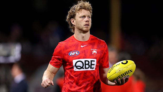 Callum Mills warms up in round 22 for Sydney.