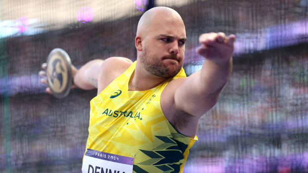 Matthew Denny iš Australijos komandos varžosi per vyrų disko metimo kvalifikaciją.