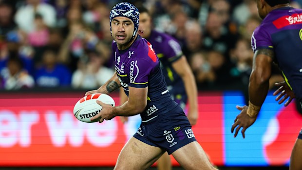 Jahrome Hughes, Storm'un NRL Finali maçında pas atıyor.